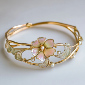 A delicate Art Nouveau bracelet with pearls and floral elements